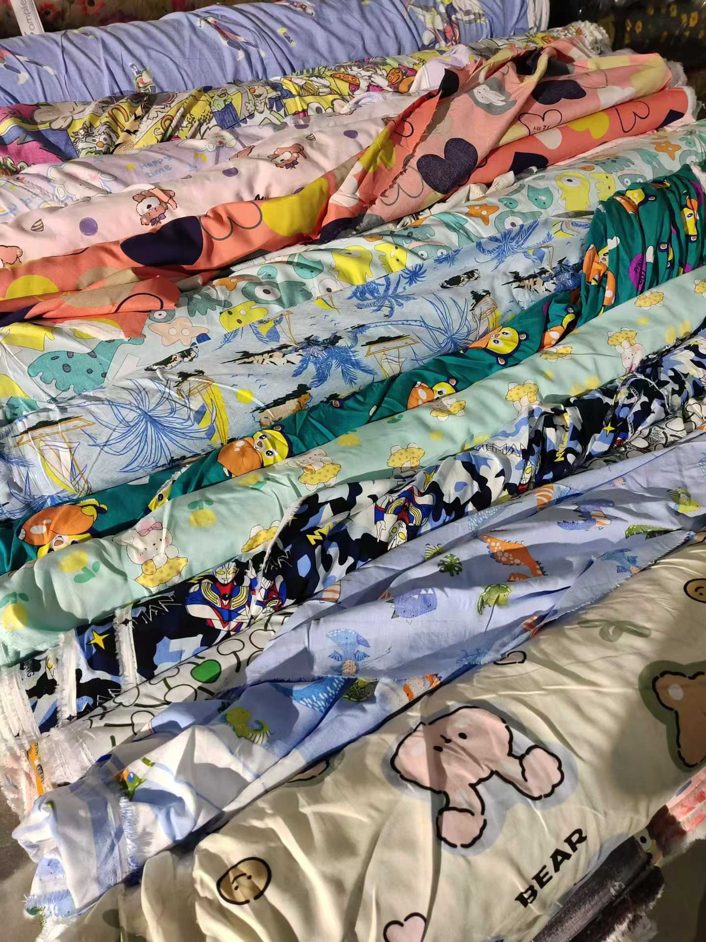 Cartoon printed cotton poplin fabric wholesale kids apparel fabric rolls bulk supplier colorful cotton woven fabric for baby clothing sewing resale