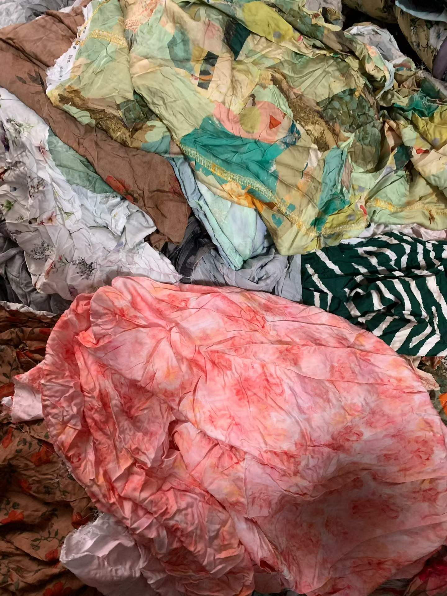 Premium All-Cotton Xiangyun Satin Fabric Remnants & Rolls | Fragrant Plant Fiber, Jacquard Floral Print, 80cm-200m Lengths, 500KG Scraps & 300KG Rolls for Qipao, Dresses, Blouses, Wholesale Apparel Fabric