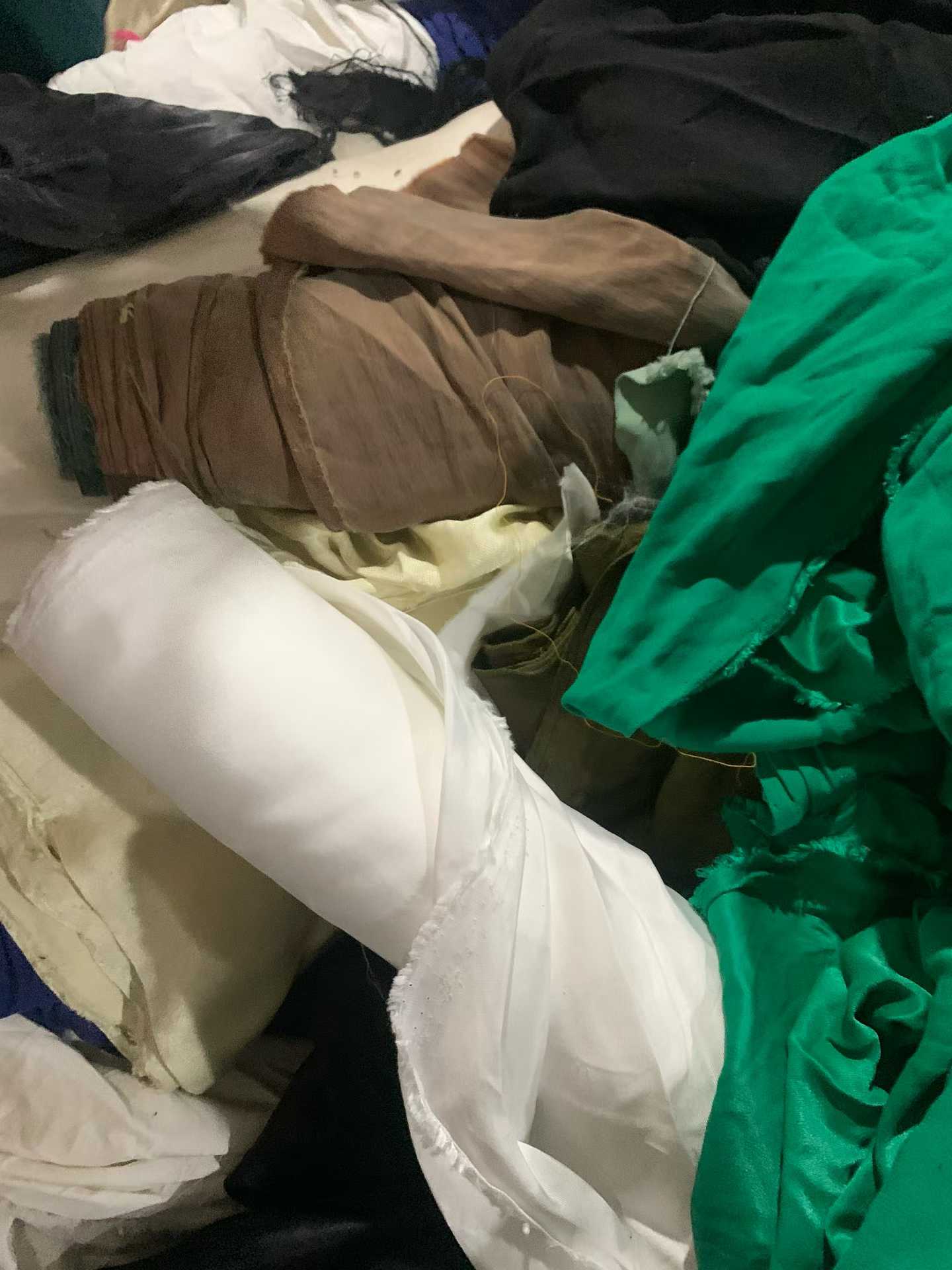高品质清仓面料捆 | 150-200公斤光滑垂坠材料，适用于缝纫和服装制作
