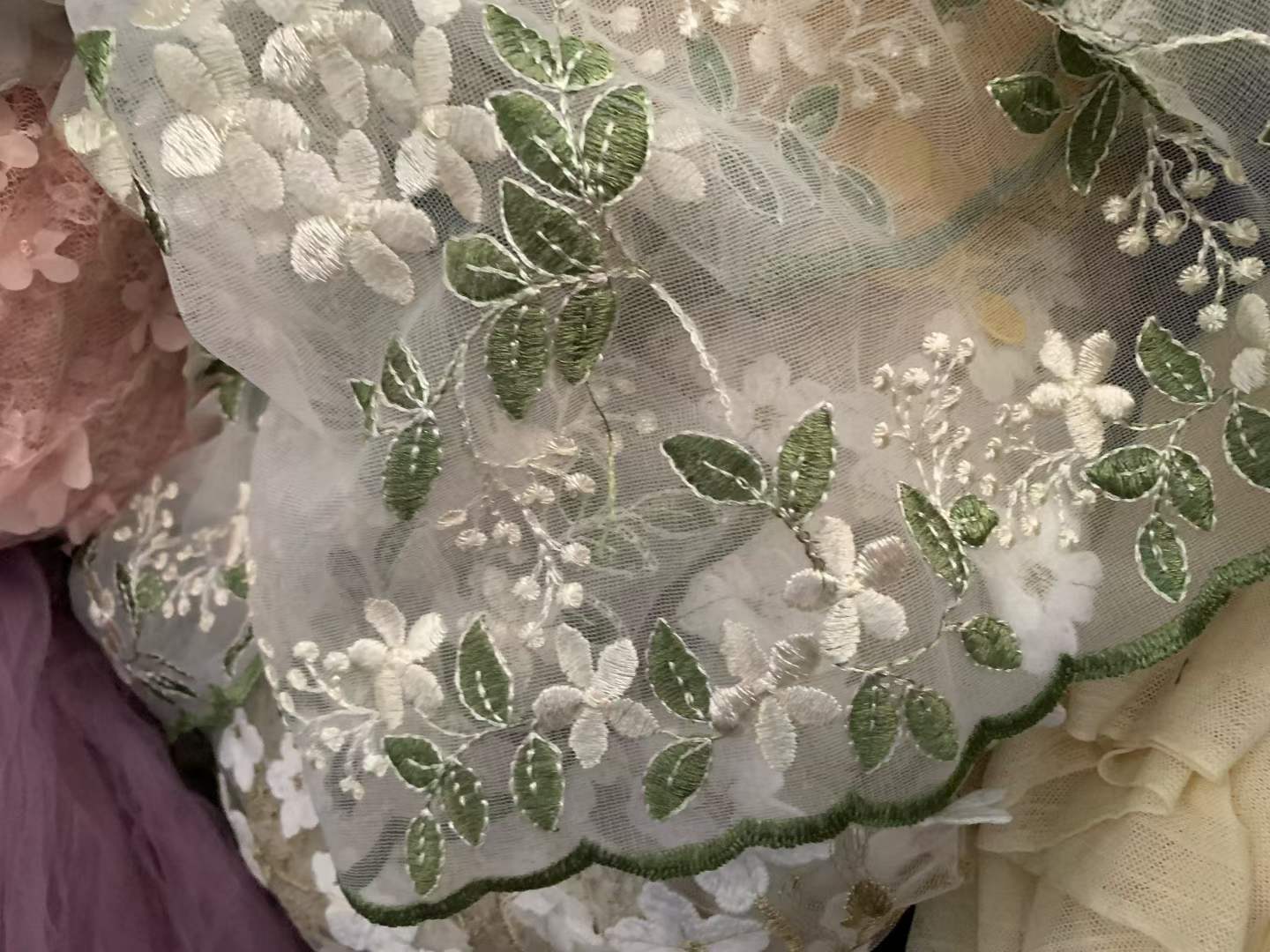 Cheap Stock Mesh Embroidery Fabric Remnants 2-10M Large Piece For Wedding Gown