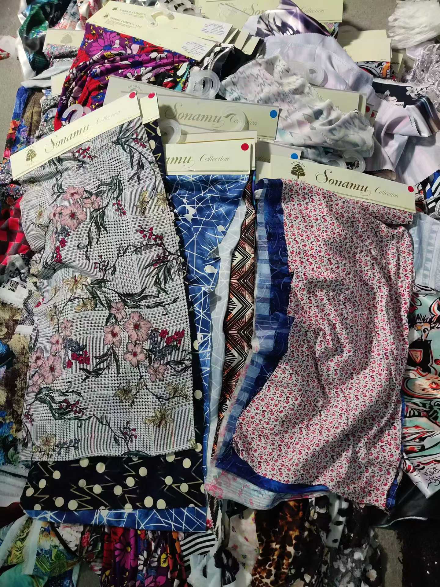 50-80cm Chiffon Fabric Swatches - Hundreds KG Printed Chiffon Fashion Fabric Remnants with Paper Tags