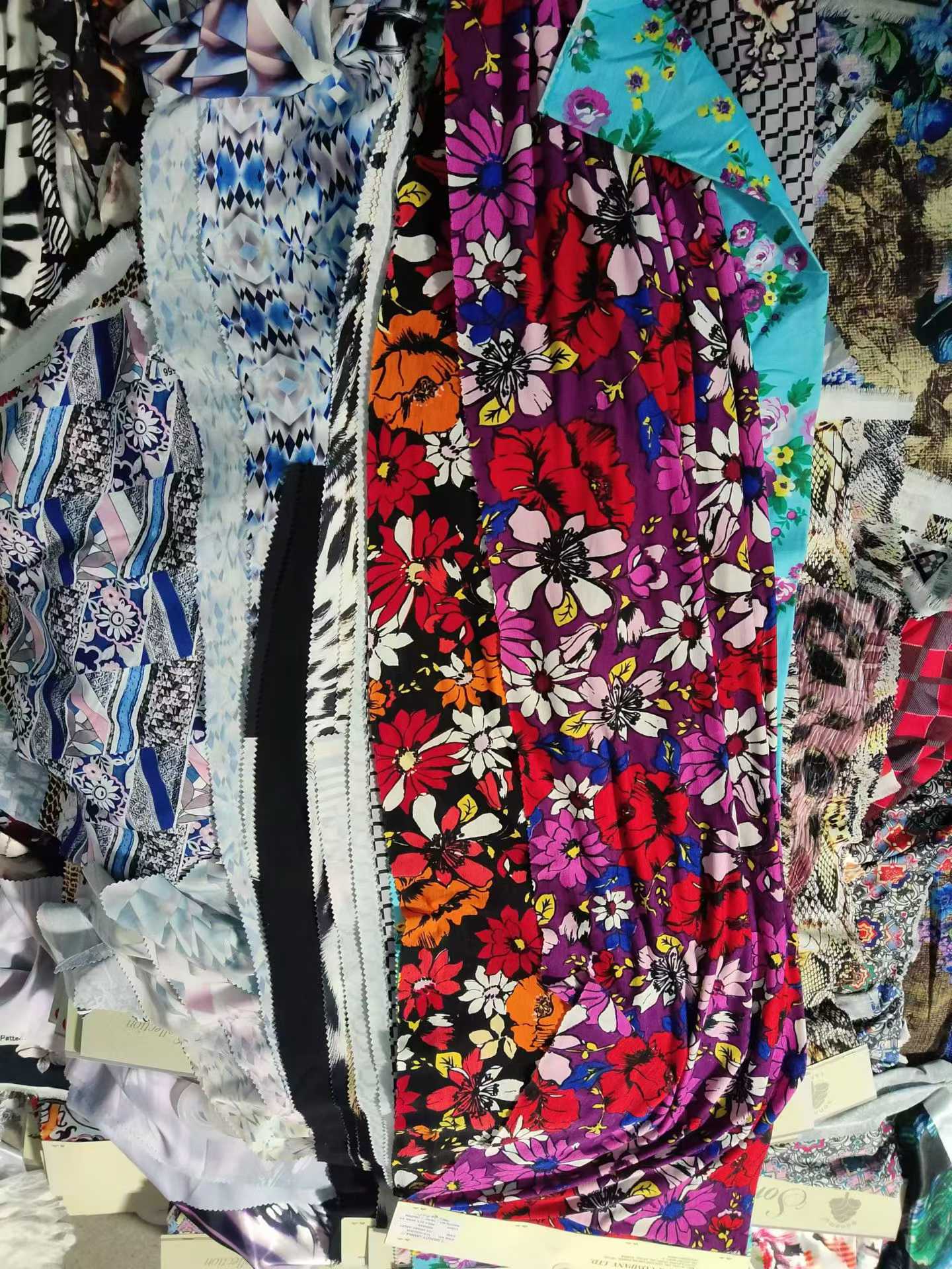 50-80cm Chiffon Fabric Swatches - Hundreds KG Printed Chiffon Fashion Fabric Remnants with Paper Tags