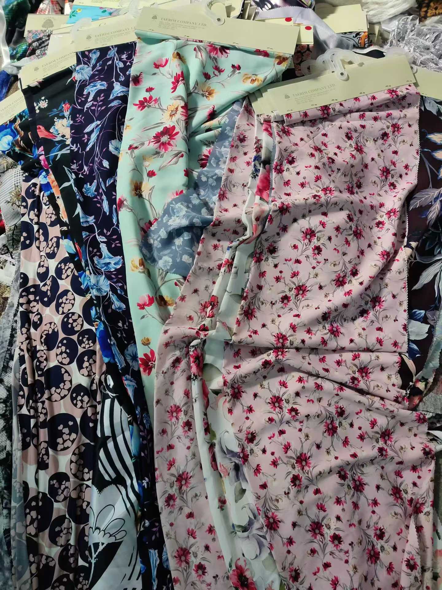 50-80cm Chiffon Fabric Swatches - Hundreds KG Printed Chiffon Fashion Fabric Remnants with Paper Tags