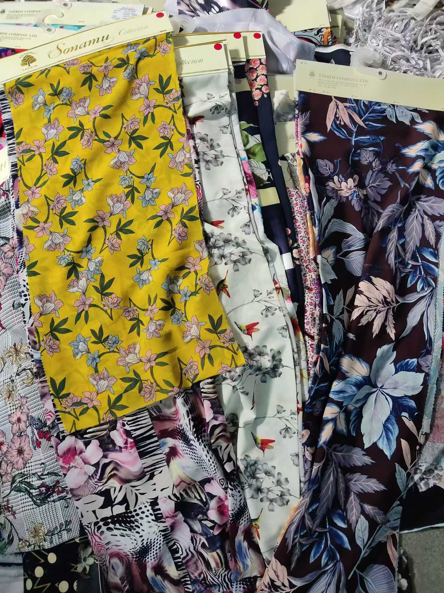 50-80cm Chiffon Fabric Swatches - Hundreds KG Printed Chiffon Fashion Fabric Remnants with Paper Tags