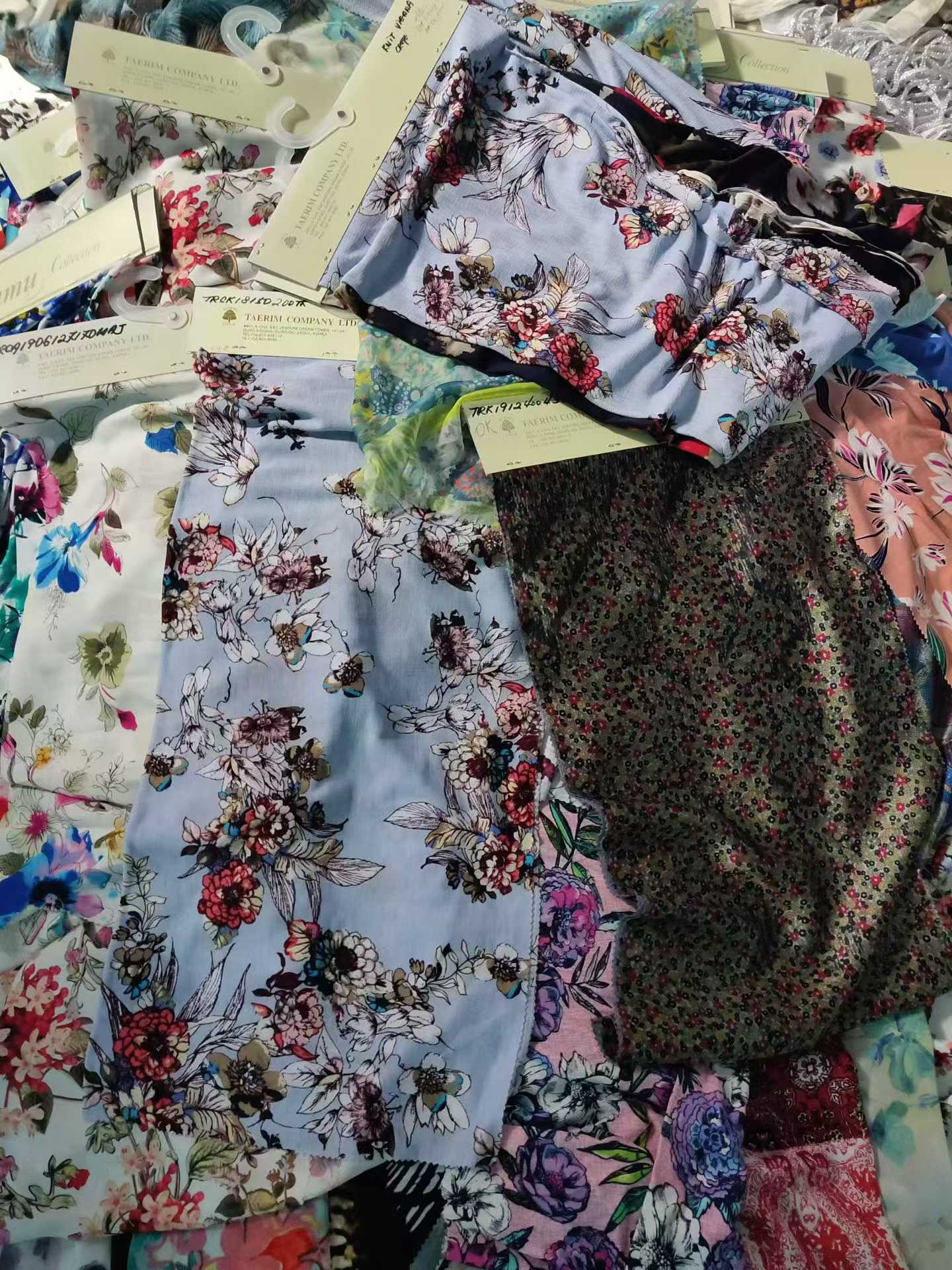 50-80cm Chiffon Fabric Swatches - Hundreds KG Printed Chiffon Fashion Fabric Remnants with Paper Tags