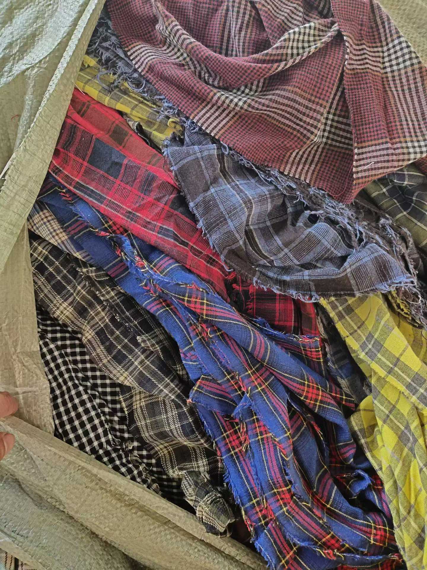 批发100%纯棉格子衬衫面料边角料 - 500公斤库存批次，衬衫和服装的理想选择
