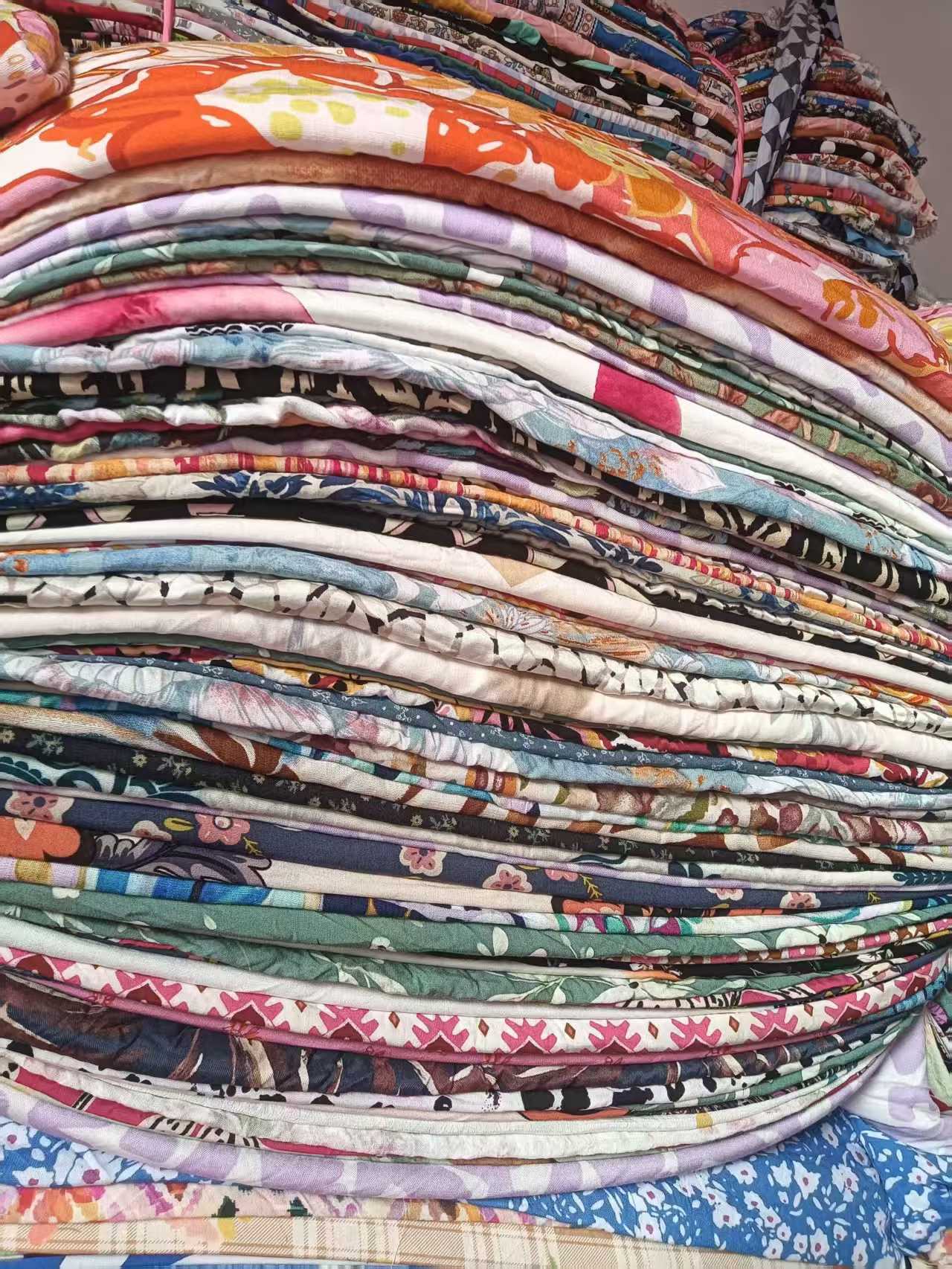 Printed cotton twill fabric wholesale stock cotton twill rolls bulk supplier colorful floral pattern full cotton twill fabric for garments bags sewing resale