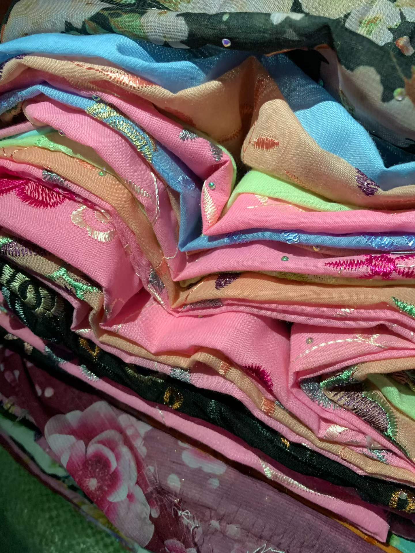 刺绣样品面料 | 雪纺和涤棉，适用于连衣裙、领口和工艺品