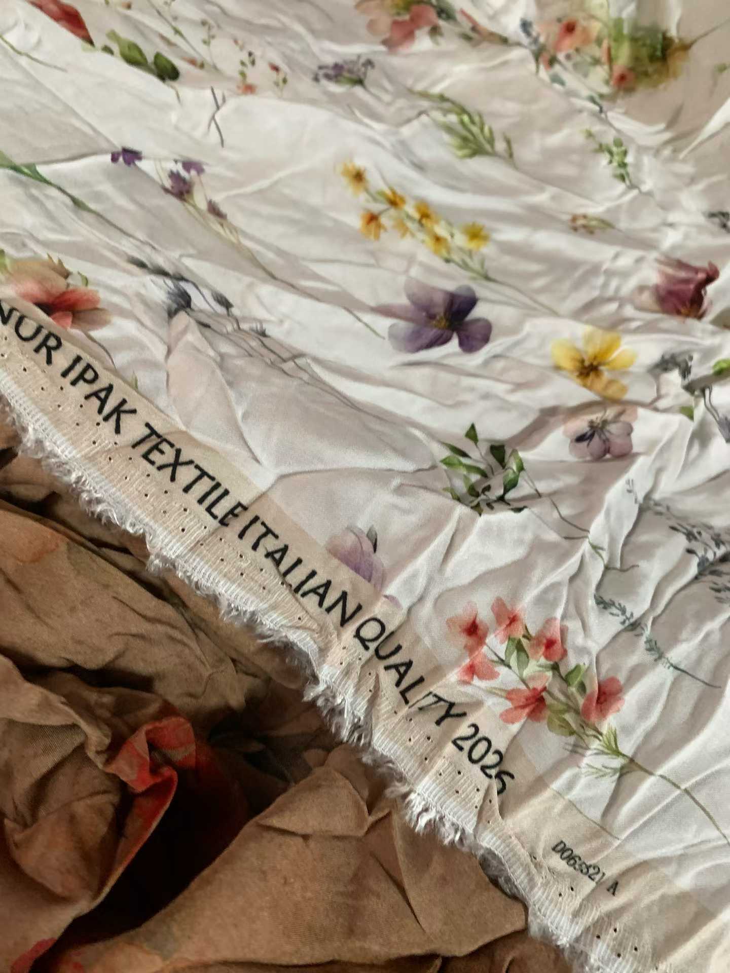 Premium All-Cotton Xiangyun Satin Fabric Remnants & Rolls | Fragrant Plant Fiber, Jacquard Floral Print, 80cm-200m Lengths, 500KG Scraps & 300KG Rolls for Qipao, Dresses, Blouses, Wholesale Apparel Fabric