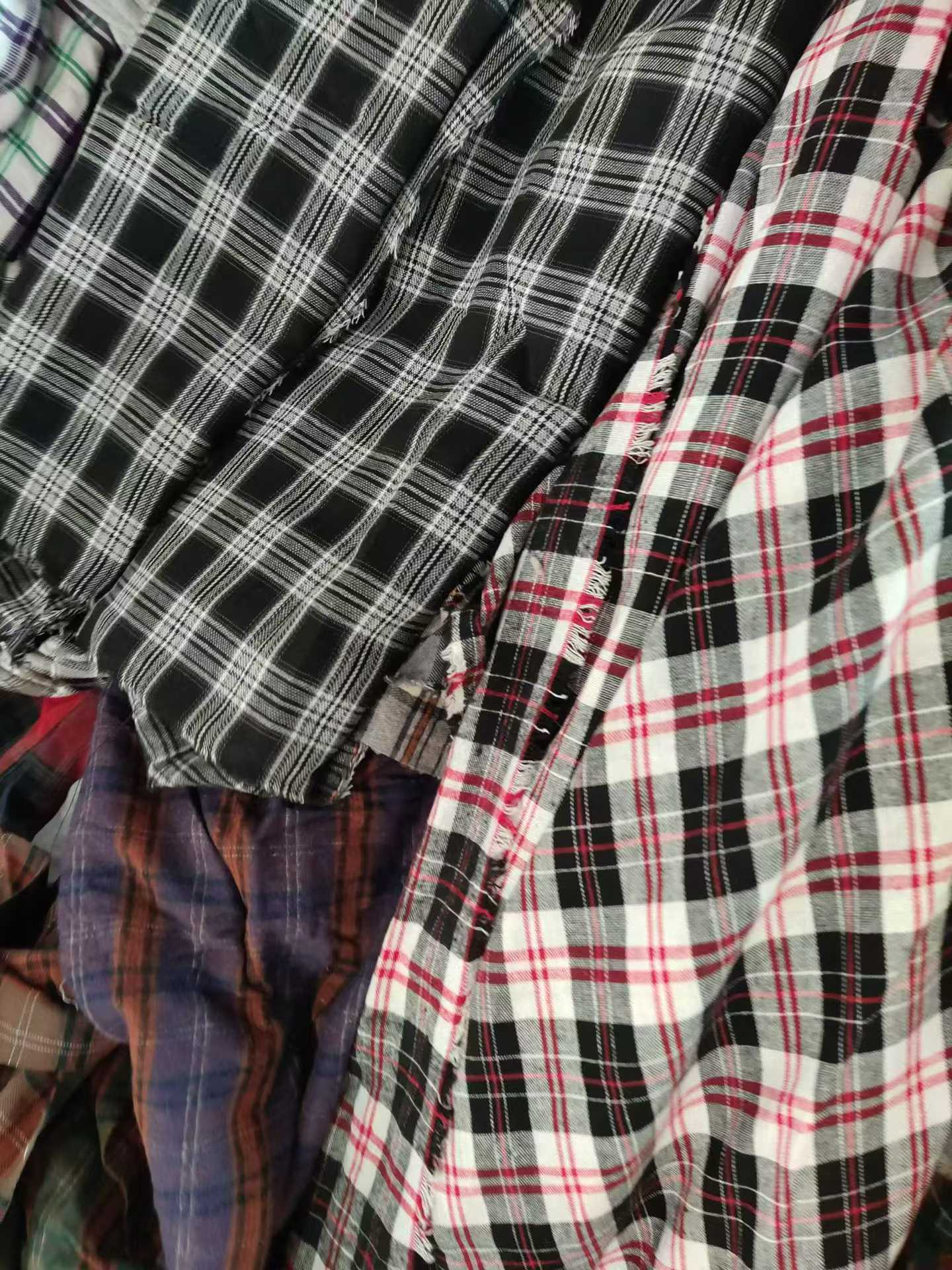 批发100%纯棉格子衬衫面料边角料 - 500公斤库存批次，衬衫和服装的理想选择