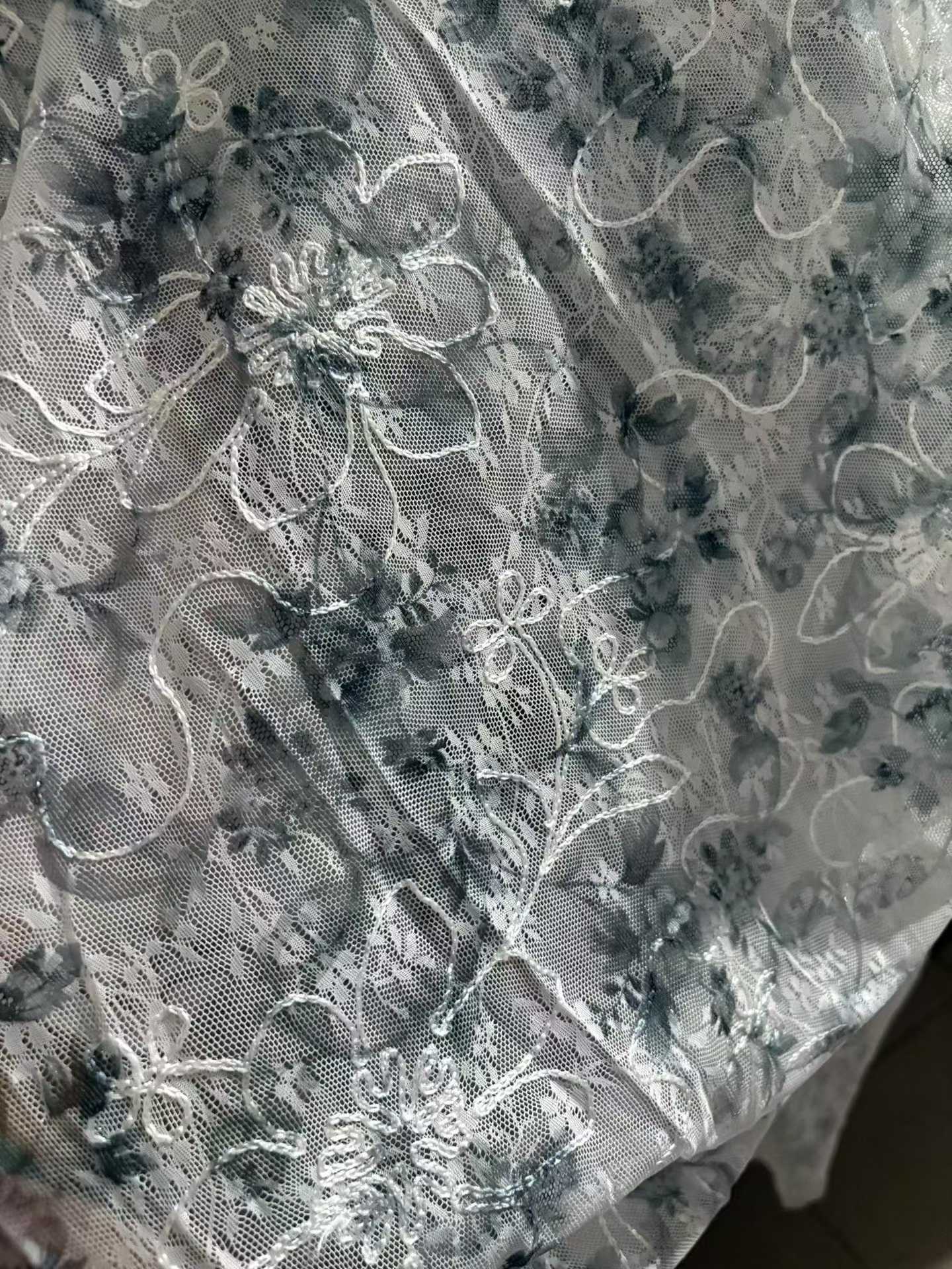 刺绣欧根纱面料批发 | 透明网纱蕾丝面料卷散装供应商花卉薄纱库存