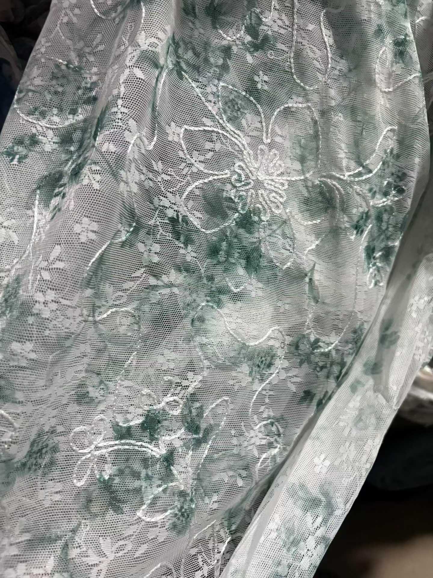 刺绣欧根纱面料批发 | 透明网纱蕾丝面料卷散装供应商花卉薄纱库存