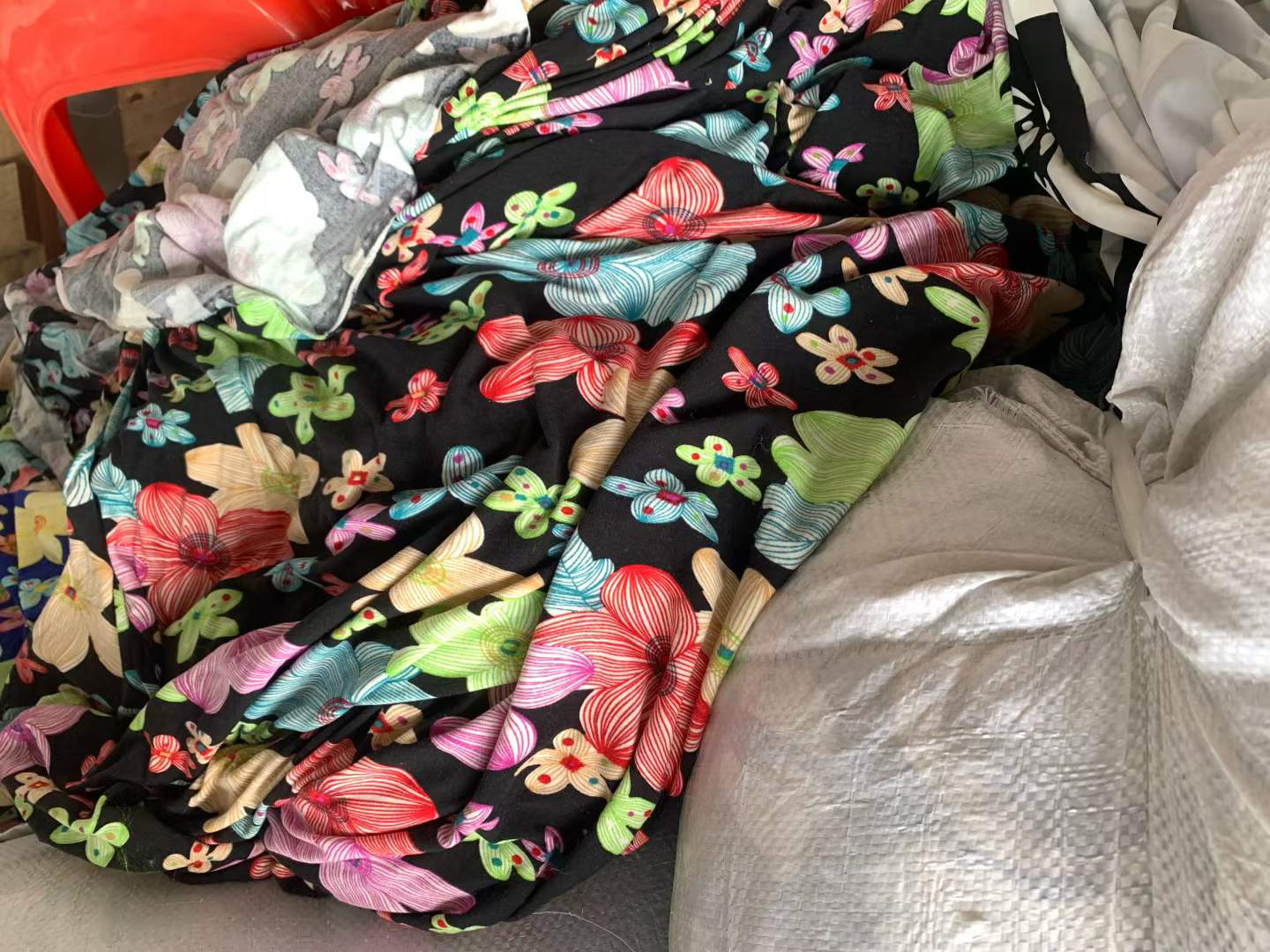 批发印花泳装面料库存布 | 花卉弹力面料供应商中国 | 1000+ 码现货