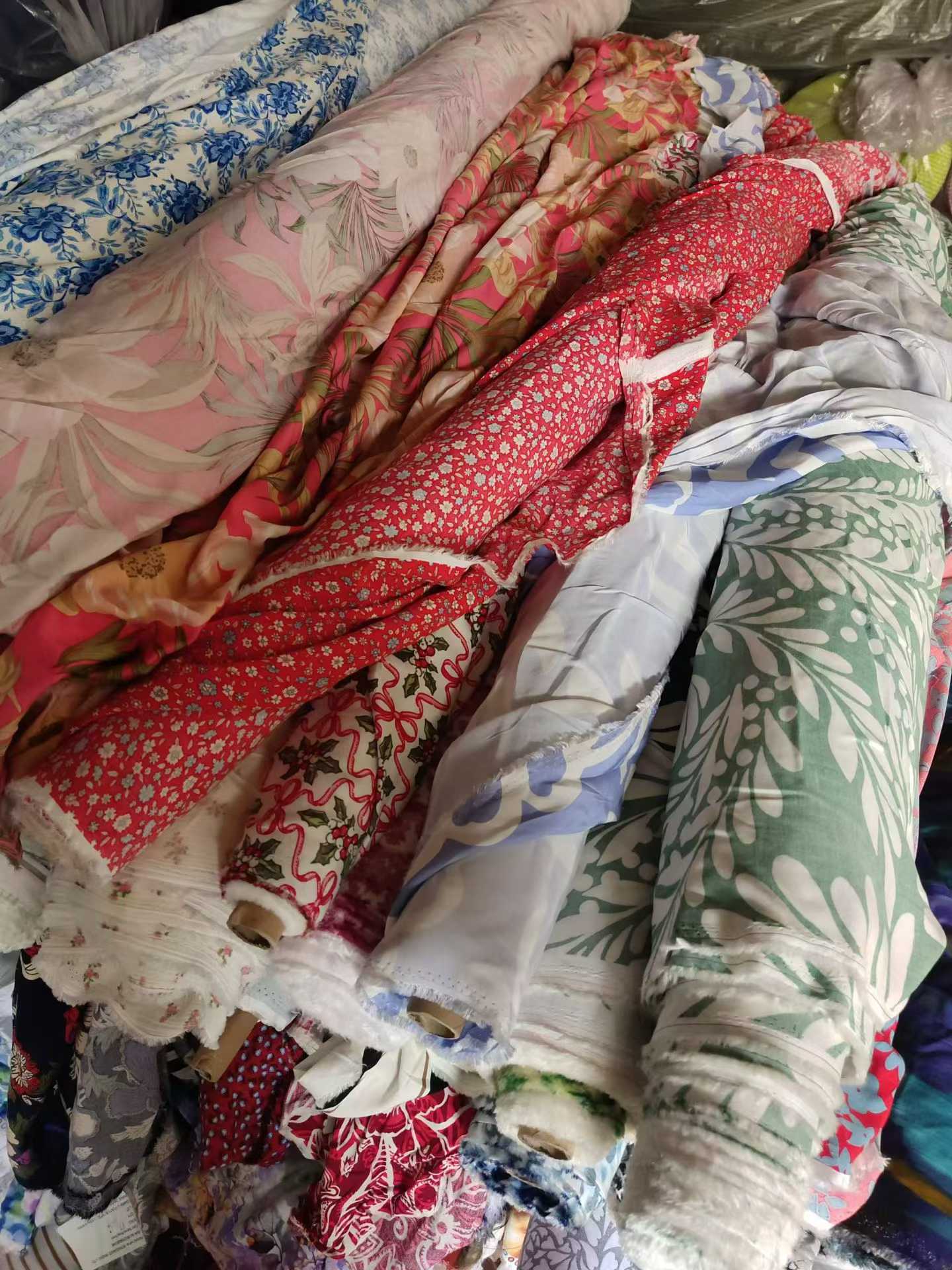 Printed rayon cotton fabric wholesale small roll viscose cotton fabric bulk supplier floral soft drape woven fabric for dresses sewing resale
